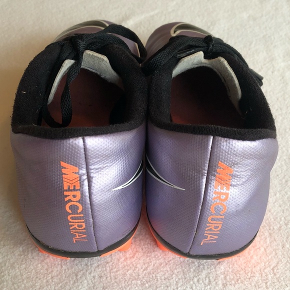 Nike Soccer Cleats - Picture 3 of 6